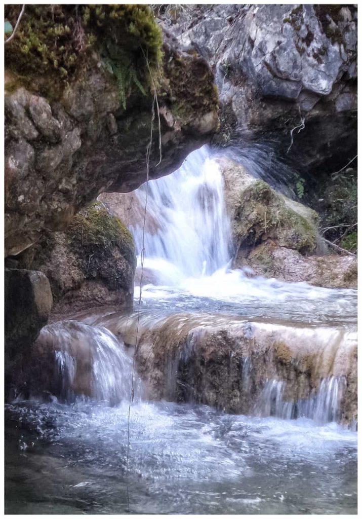 Sorgente della Tecchia di Tenerano bacino di acqua potabile che raggiunge le abitazioni dei molti paesi della Lunigiana.             a gran parte del territorio statue stele a Pontevecchio sul sentiero ducati