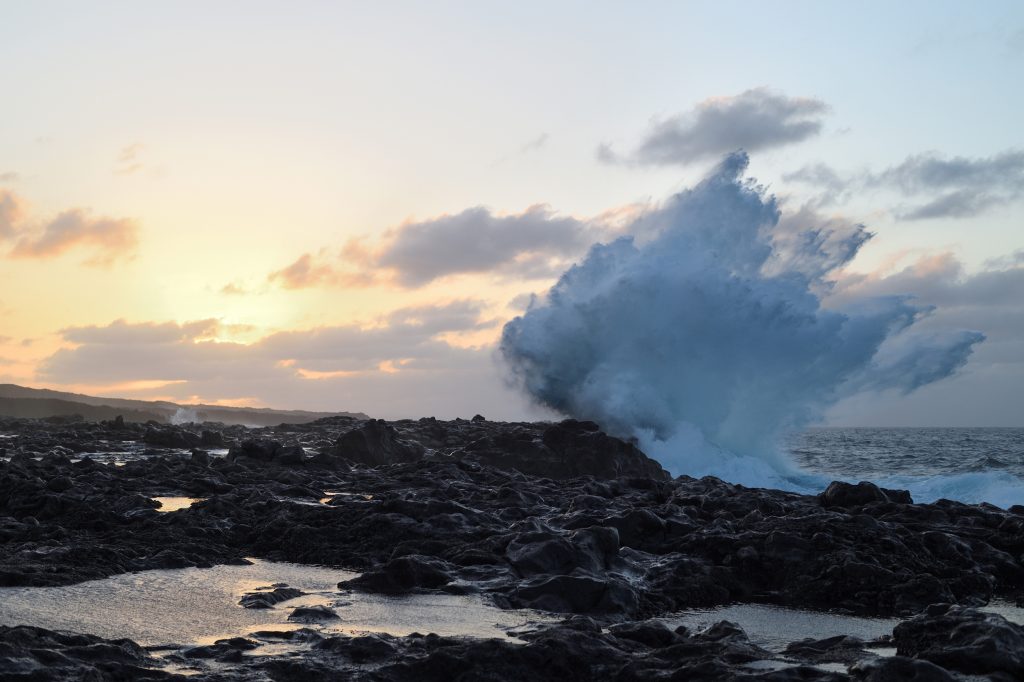 Nel dorato incontro tra oceano e scogliere di  lava