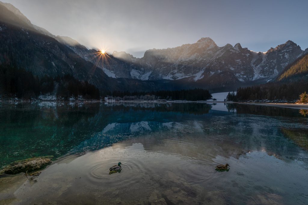 Alba sui laghi