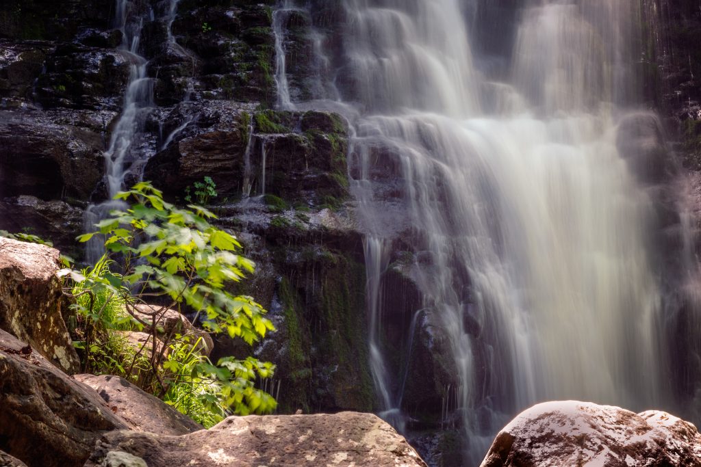 LA CASCATA LEVIGA LE ROCCE